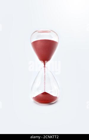 Sandglas Uhr isoliert auf weißem Hintergrund. Nahaufnahme. Nahaufnahme Stockfoto