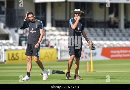 Hove UK 18. September 2020 - Sussex Sharks Trainer Jason Gillespie (rechts) mit David Wiese beim T20 Blast Cricket Match zwischen Sussex Sharks und Middlesex, das hinter verschlossenen Türen am 1. Central County Ground in Hove stattfindet : Credit Simon Dack / Alamy Live News Stockfoto