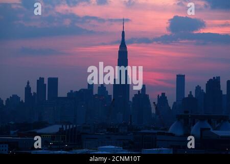 Die Sonne geht hinter dem Empire State Building in New York 29. Mai 2011.  REUTERS/Lucas Jackson (Vereinigte Staaten - Tags: Stadtbild REISEUMFELD)