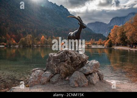 Jasna See mit dem Denkmal der Bergziege - Gämse Zlatorog vor. Nationalpark Triglav, Slowenien Stockfoto