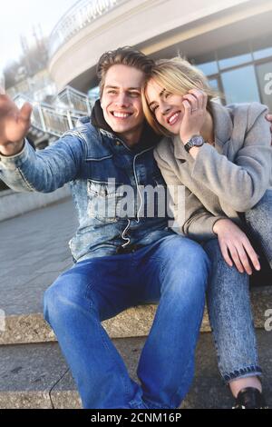 Nettes junges Paar vorstellen etwas Gutes Stockfoto