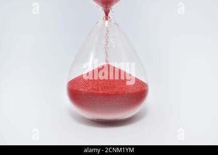 Sandglas Uhr isoliert auf weißem Hintergrund. Nahaufnahme. Nahaufnahme Stockfoto