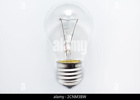 Glühlampe liegt auf weißem Hintergrund Stockfoto