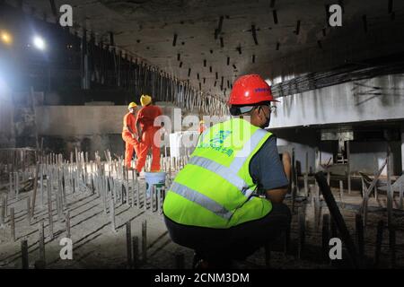 (200918) -- GUANGZHOU, 18. September 2020 (Xinhua) -- Technische Mitarbeiter überprüfen die Drehvorrichtung einer Drehbrücke über der Guangzhou-Shenzhen-Eisenbahn in Dongguan, südchinesische Provinz Guangdong, 18. September 2020. Die 165 Meter lange, 33 Meter breite und 24,000 Tonnen schwere Drehbrücke, die über die Guangzhou-Shenzhen-Eisenbahn liegt, wurde am Freitag erfolgreich auf ihre Zielposition gedreht. (China Railway Seventh Group Co., Ltd./Handout über Xinhua) Stockfoto