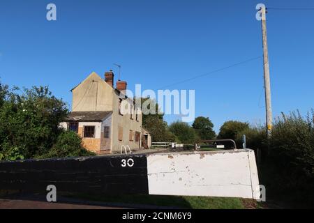 Zuschüsse für Schloss 30 des denkmalgeschützten Gebäudes. Ausgebrannte Schleusenwärter beherbergen Feuerruinen. Dieses Gebäude hatte einen einzigartigen Blick auf den Oxford-Kanal. Oxfordshire. England Stockfoto