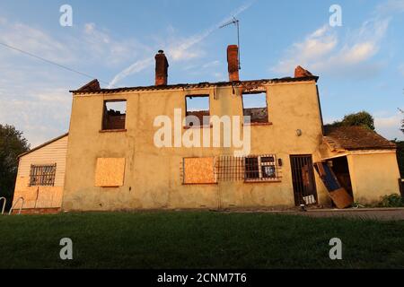 Zuschüsse für Schloss 30 des denkmalgeschützten Gebäudes. Ausgebrannte Schleusenwärter beherbergen Feuerruinen. Dieses Gebäude hatte einen einzigartigen Blick auf den Oxford-Kanal. Oxfordshire. England Stockfoto