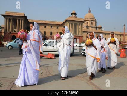 Witwen von Vrindavan laufen den Raisina Hill in Neu Delhi hinunter Um Premierminister Narendra Modi begrüßen ihn auf der Hindu Festival der Farben - Holi auf Fe Stockfoto