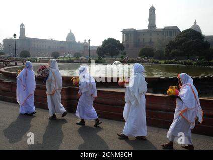 Witwen von Vrindavan laufen den Raisina Hill in Neu Delhi hinunter Um Premierminister Narendra Modi begrüßen ihn auf der Hindu Festival der Farben - Holi auf Fe Stockfoto