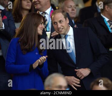 PRINZ WILLIAM UND CATHERINE, DIE HERZOGIN VON CAMBRIDGE, BEOBACHTEN DIE ERÖFFNUNGSZEREMONIE. RUGBY-WELTMEISTERSCHAFT 2015. BILDNACHWEIS : MARK PAIN / ALAMY Stockfoto