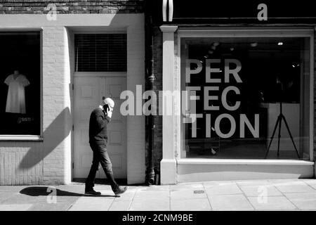 Mann am Telefon, LeicaStore und Galerie, Duke Street, Mayfair, London, Großbritannien, England Stockfoto