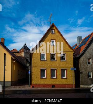 Bischofsheim vor der Rhön, Unterfranken, Bayern, Deutschland, Wohnhaus, Holzfassade mit typischen, handgeschnitzten Holzschindeln Stockfoto