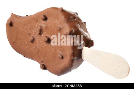 Eis auf einem Stock mit dunkler Schokoladenglasur isoliert bedeckt Stockfoto