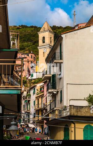 Perfekte Aussicht auf die verkehrsreiche Straße Via Antonio Discovolo mit dem Glockenturm der Kirche San Lorenzo in Manarola, der zweitkleinsten der... Stockfoto