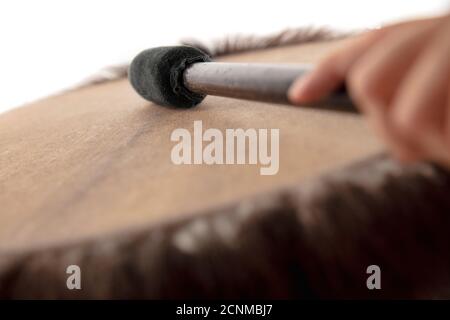 Eine Nahaufnahme der Hände spielen das Tamburin, Percussion auf weißem Studio Hintergrund. Konzept von Hobby, Beruf, Musik, Traditionen, Festival. Copyspace für Ihre Anzeige. Ethnisches Instrument. Stockfoto