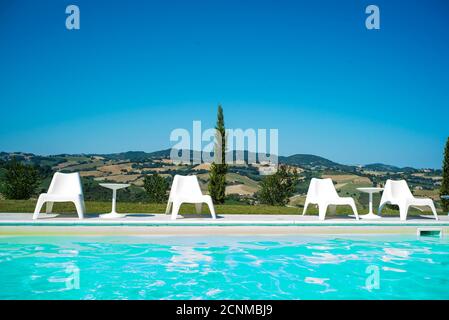 Pool mit Liegestühlen, Agriturismo, Fossombrone, Marken, Italien, Sommer, Stockfoto