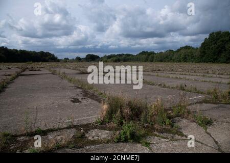 Wisley Airfield (disused) für Gehäuse entwickelt werden. Surrey, Großbritannien Stockfoto