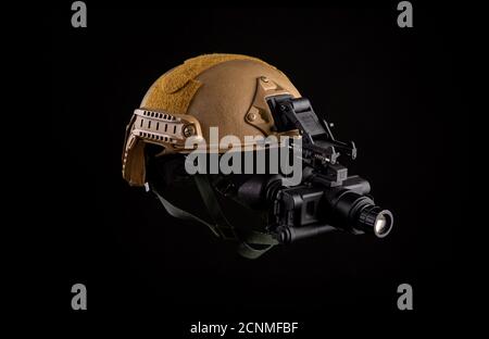 Nachtsichtgerät am Helm befestigt. Ein spezielles Gerät für die Beobachtung im Dunkeln. Ausrüstung für Militär, Polizei und Spezialeinheiten. Stockfoto