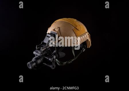 Nachtsichtgerät am Helm befestigt. Ein spezielles Gerät für die Beobachtung im Dunkeln. Ausrüstung für Militär, Polizei und Spezialeinheiten. Stockfoto