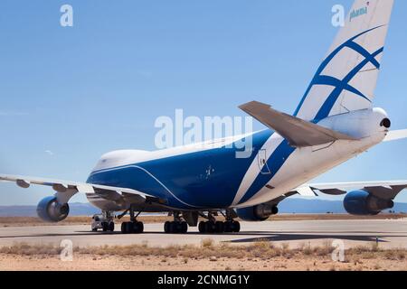 Teruel, Spanien - 17. August 2020: Air Bridge Cargo Boeing 747-400 wird am Flughafen Teruel, Spanien, gelagert. Stockfoto