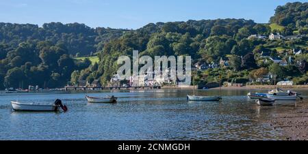 Boote auf dem Fluss Dart in Dittisham, Devon, England, Vereinigtes Königreich Stockfoto