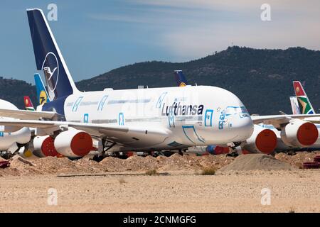 Teruel, Spanien - 17. August 2020: Lufthansa Airbus A380-800 am Flughafen Teruel, Spanien gelagert. Stockfoto