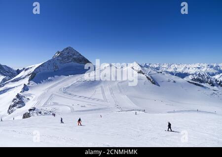 Ski-Slops auf der Spitze des Gletschers in den Alpen. Stockfoto