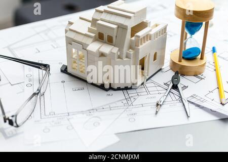 Architekten Arbeitsbereich mit gerollten Hauspläne und Baupläne Stockfoto