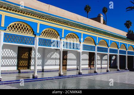 Bahia Palace Marrakech mit Palmen, Hand geschnitzt und Spiel der Lichter Stockfoto