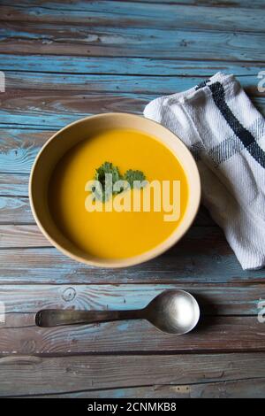 Kürbissuppe in einer Schüssel auf einem Hintergrund Stockfoto