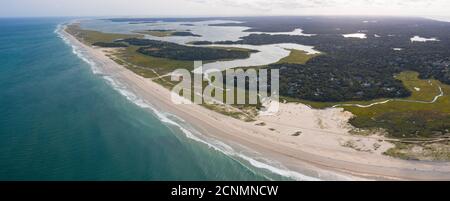 Das kalte Wasser des Atlantischen Ozeans spült an einen schönen Sandstrand am Cape Cod, Massachusetts. Diese malerische Halbinsel ist ein beliebtes Urlaubsgebiet. Stockfoto