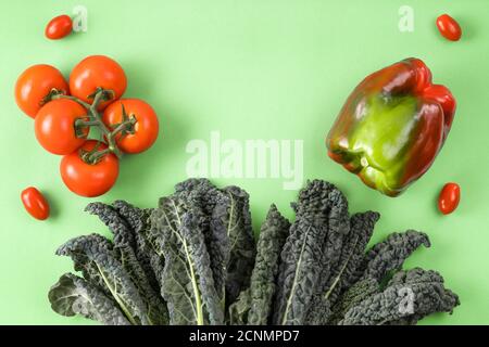 Frisches Bio-Rohgemüse auf grünem Hintergrund. Diät, Entgiftung und gesunde Ernährung Konzept, Draufsicht flach legen Zutaten für Salat. Stockfoto