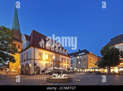 Altmarkt mit Altstadt Nicolai Kirche und Theater TAM am Abend, Bielefeld, Deutschland, Europa Stockfoto