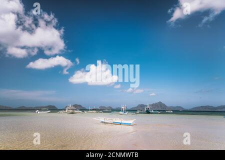 Ein traditionelles philippinisches Boot auf einer leeren Sandbar. Stockfoto