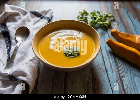 Nahaufnahme der Kürbissuppe in einer Schüssel auf einem Hintergrund Stockfoto