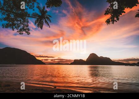 El Nido Bucht und Cadlao Insel bei Sonnenuntergang, Palawan, Philippinen. Stockfoto