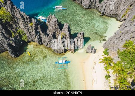 El Nido, Palawan, Philippinen, Luftbild von Booten und Karstlandschaft am Strand von Secret Lagoon. Stockfoto