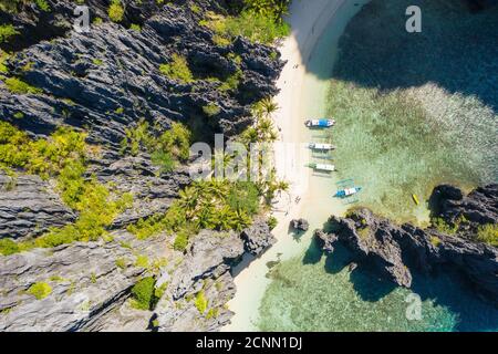 El Nido, Palawan, Philippinen, Vogelperspektive von oben auf Boote und Klippen Felsengebirgslandschaft am Secret Lagoon Beach. Stockfoto