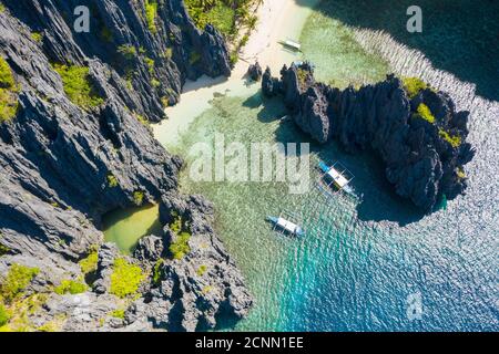 El Nido, Palawan, Philippinen, Luftaufnahme von Booten und Klippen Felsengebirgslandschaft am Secret Lagoon Beach. Stockfoto