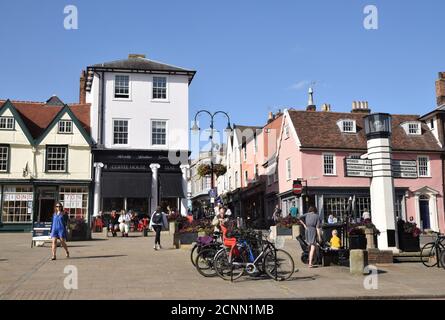 Blick auf den Angel Square, der zur Abbeygate Street führt, Bury St. edmunds, suffolk, mit einem Schild mit Salzsäulen Stockfoto