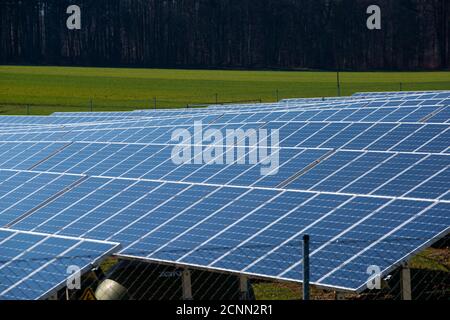 Solarfeld in Bollstadt, Bayern, Deutschland Stockfoto