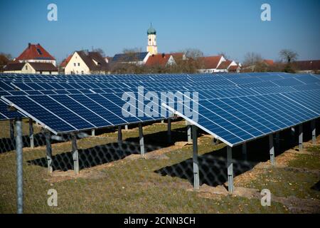 Solarfeld in Bollstadt, Bayern, Deutschland Stockfoto