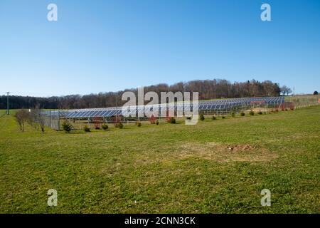 Solarfeld in Bollstadt, Bayern, Deutschland Stockfoto