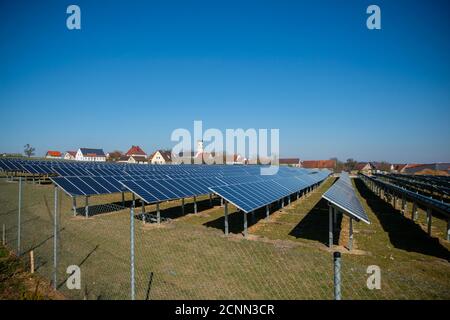 Solarfeld in Bollstadt, Bayern, Deutschland Stockfoto