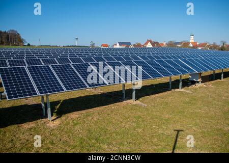 Solarfeld in Bollstadt, Bayern, Deutschland Stockfoto