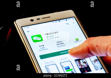 Nahaufnahme des WeChat-Logos, App-Symbol auf einem Smartphone mit Finger angezeigt, Trump verboten und blockiert Download in den Vereinigten Staaten Stockfoto