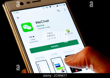 Nahaufnahme des WeChat-Logos, App-Symbol auf einem Smartphone mit Finger angezeigt, Trump verboten und blockiert Download in den Vereinigten Staaten Stockfoto