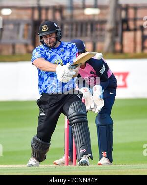 Hove UK 18. September 2020 - Luke Wright Batting for Sussex Sharks während des T20 Blast Cricket Match zwischen Sussex Sharks und Middlesex, das hinter verschlossenen Türen auf dem 1. Central County Ground in Hove stattfindet : Credit Simon Dack / Alamy Live News Stockfoto