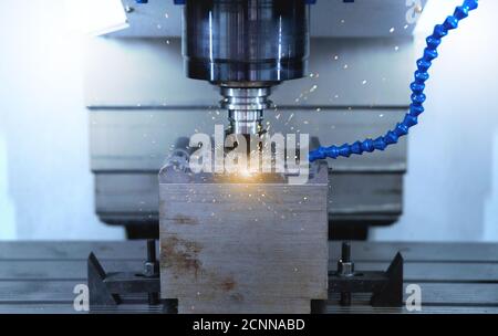 Metallindustrie für Werkzeugmaschinen. CNC-Drehmaschine High-Speed-Schneiden ist Operation.Flying Funken der Metallbearbeitung Stockfoto