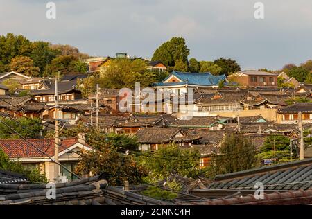 Die koreanische Architektur in den Dächern des Bukchon Hanok Village in Seoul, Südkorea Stockfoto