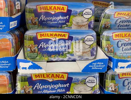 Viersen, Deutschland - 9. Juli. 2020: Blick auf Päckchen Milkana verteilt Käse im Regal des deutschen Supermarkts Stockfoto